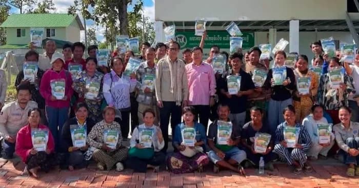 រំលេចការដាំបន្លែសុវត្ថិភាព! គ្រាប់ពូជបន្លែជាច្រើនត្រូវចាត់ចែងជូនពលរដ្ឋភូមិតាកឹងបៃតង ខេត្តព្រះវិហារ