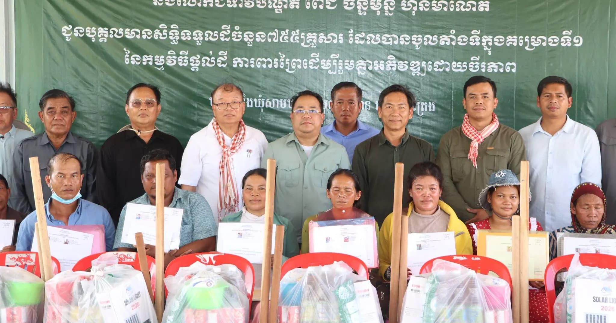 លោកបណ្ឌិត អ៊ុក ភ័ក្ត្រា ដឹកនាំក្រុមការងារជូនដំណើរប្រជាពលរដ្ឋ ១៣គ្រួសារ ផ្លាស់ទៅរស់នៅទីតាំងថ្មីក្នុងខេត្តស្ទឹងត្រែង ក្រោមគម្រោងអភិវឌ្ឍន៍ដោយចីរភាព