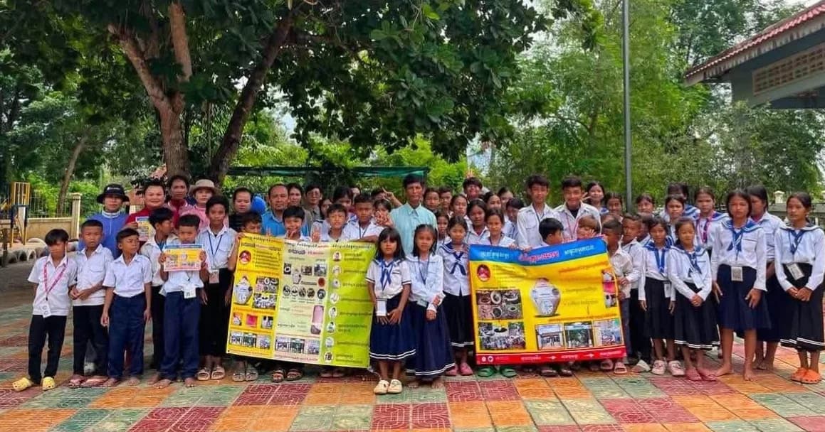 ប្រជាពលរដ្ឋ និងសិស្ស នៅស្រុកសង្កែ និងស្រុកឯកភ្នំ ទទួលបានការផ្សព្វផ្សាយសារអប់រំសុខភាព ដើម្បីការពារការឆ្លងជំងឺគ្រុនឈាម និងគ្រុនចាញ់