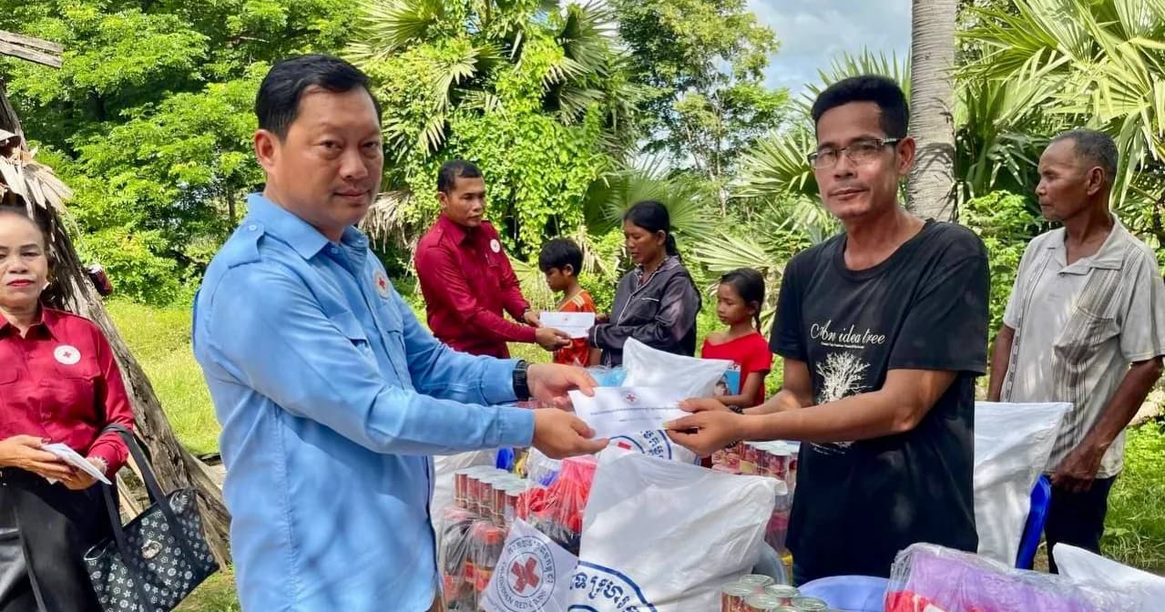 លោកឈួន ចាន់ណា ចុះសួសុខទុក្ខប្រជាពលរដ្ឋ១៤គ្រួសារ ដែលរងគ្រោះដោយសារជំនន់ទឹកភ្លៀង នៅឃុំសេដ្ឋី