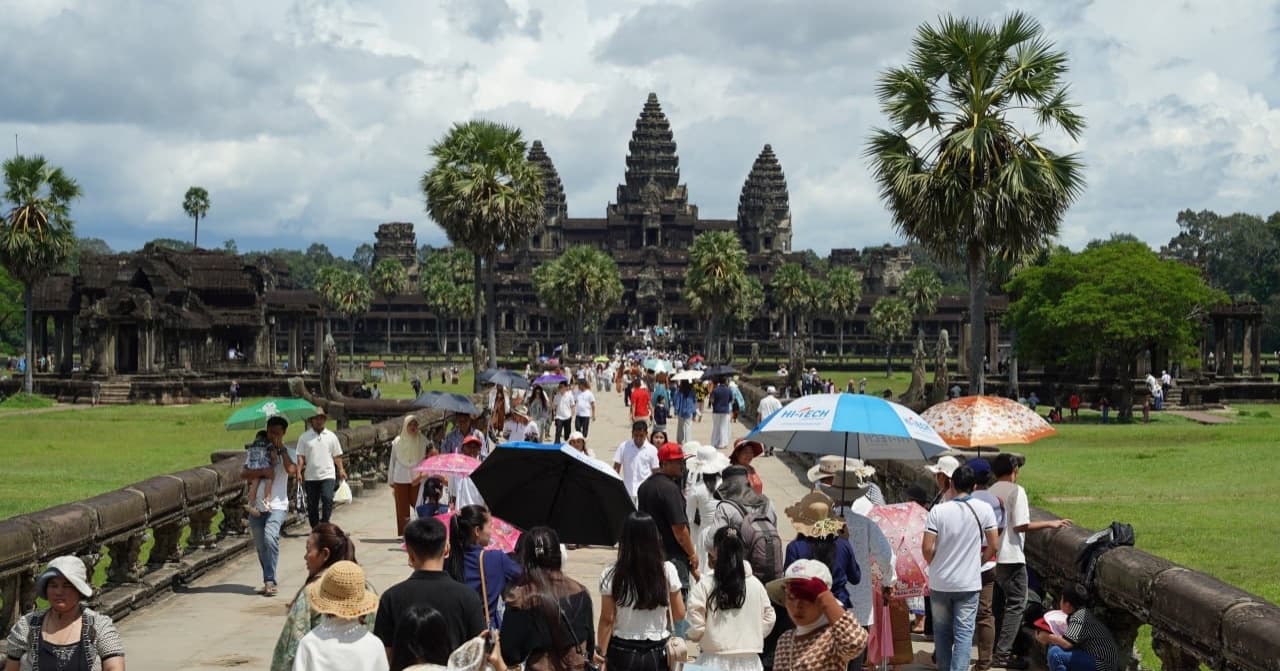 ទិដ្ឋភាពភ្ញៀវទេសចរជាតិ និងអន្តរជាតិយ៉ាងអ៊ូអរកុះករ និងពោរពេញដោយស្នាមញញឹម បានមកទស្សនាកម្សាន្តនៅតំបន់រមណីយដ្ឋានអង្គរ ក្នុងឱកាសពិធីបុណ្យភ្ជុំបិណ្ឌ។