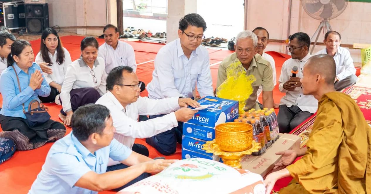 ថ្នាក់ដឹកនាំខេត្តបាត់ដំបង នាំយកទៀនព្រះវស្សា និងទេយ្យវត្ថុប្រគេនព្រះសង្ឃ វត្តចំនួន២ ក្នុងសង្កាត់អូរម៉ាល់