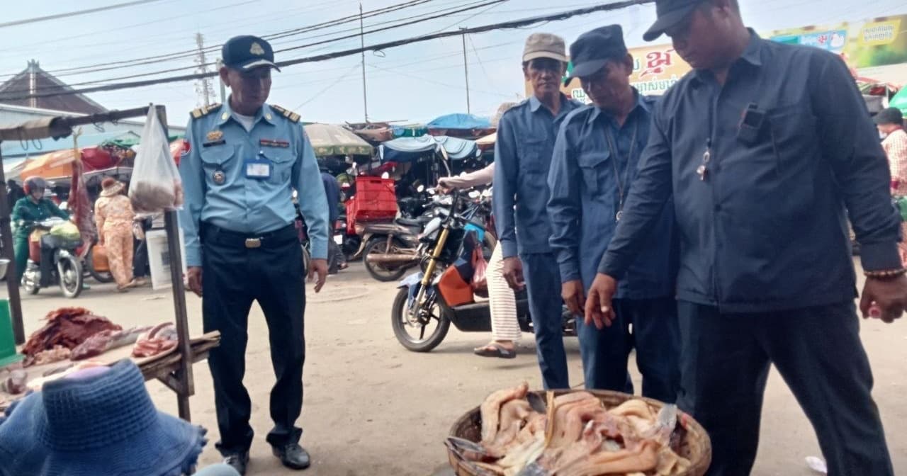 អាជ្ញាធរក្រុងកំពង់ចាម បន្តចុះរៀបចំសណ្តាប់ធ្នាប់សាធារណៈ នៅគោលដៅ ផ្សារបឹងកុក