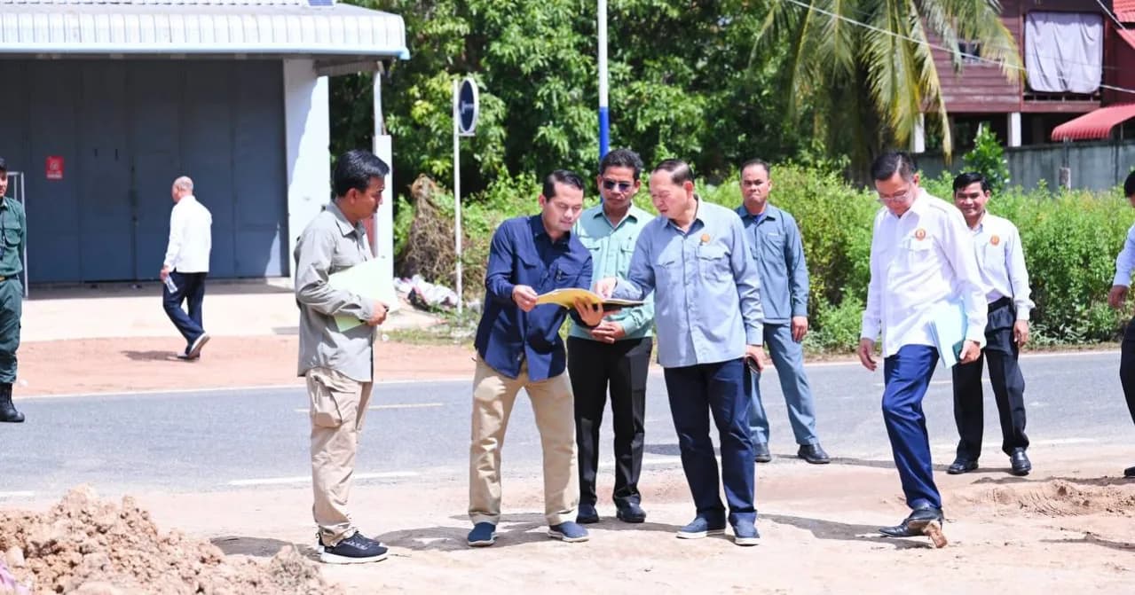 ឯកឧត្តម ឆាយ ឫទ្ធិសែន អញ្ជើញពិនិត្យវឌ្ឍនភាពសាងសង់អគារសាលប្រជុំថ្មី ក្នុងបរិវេណស្នាក់ការគណបក្សប្រជាជនកម្ពុជាស្រុកទឹកផុស
