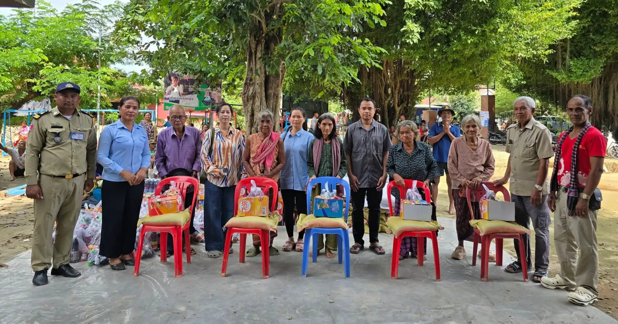 ប្រជាពលរដ្ឋក្រីក្ររងការប៉ះពាល់ដោយជំនន់ទឹកភ្លៀងចំនួន១០១គ្រួសារ រស់នៅភូមិដាក់សសរ សង្កាត់អូរម៉ាល់ ទទួលបានអំណោយមនុស្សធម៌ពីក្រុមការងារចុះជួយភូមិដាក់សសរ